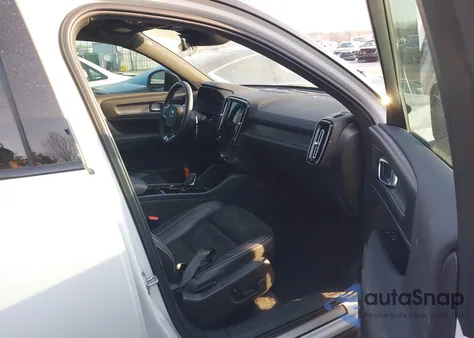 2022 Volvo Xc40 T4 R-Design z USA, uszkodzony, nr VIN YV4AC2HM2N2642873